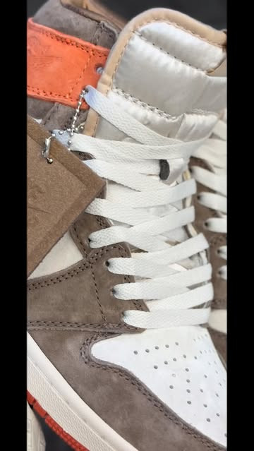 Nike Air Jordan 1 یکی از افسانهایترین کتونیهای دنیاست؛ طراحی کلاسیک، کیفیت ساخت بالا و استایل خیابونی خفن. مناسب ستهای روزمره و اسپرت، هم شیک هم راحت. انتخاب کسایی که دنبال اصالت و جذابیت واقعی هستن 🔥👟