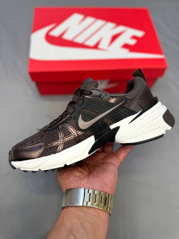 Nike Pegasus V2K یه کفش اسپرت الهامگرفته از مدلهای رانینگ دهه ۲۰۰۰ه. طراحیش ترکیبی از استایل نوستالژیک و ظاهر مدرنه👟.