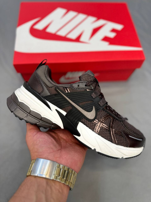 Nike Pegasus V2K یه کفش اسپرت الهامگرفته از مدلهای رانینگ دهه ۲۰۰۰ه. طراحیش ترکیبی از استایل نوستالژیک و ظاهر مدرنه👟.