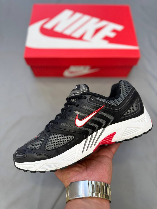 Nike Air Pegasus 2K5 یه نسخهی بازتولید شده از کفشهای کلاسیک Pegasus 2005 نایکه که هم برای استایل روزمره طراحی شده هم راحتی رانینگ رو داره👟