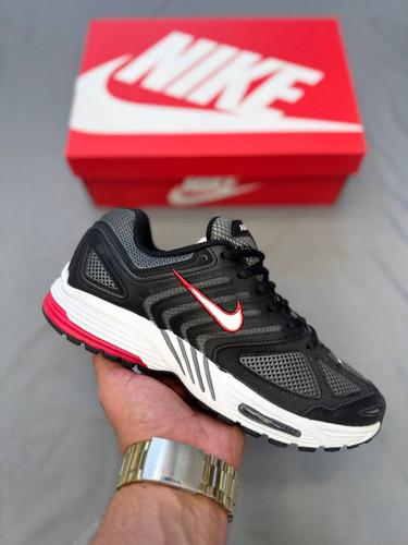 Nike Air Pegasus 2K5 یه نسخهی بازتولید شده از کفشهای کلاسیک Pegasus 2005 نایکه که هم برای استایل روزمره طراحی شده هم راحتی رانینگ رو داره👟