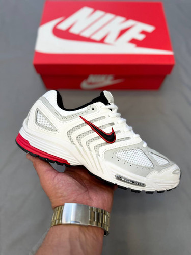 Nike Air Pegasus 2K5 یه نسخهی بازتولید شده از کفشهای کلاسیک Pegasus 2005 نایکه که هم برای استایل روزمره طراحی شده هم راحتی رانینگ رو داره👟