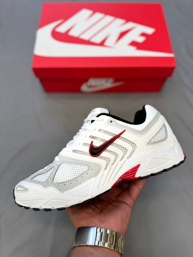 Nike Air Pegasus 2K5 یه نسخهی بازتولید شده از کفشهای کلاسیک Pegasus 2005 نایکه که هم برای استایل روزمره طراحی شده هم راحتی رانینگ رو داره👟