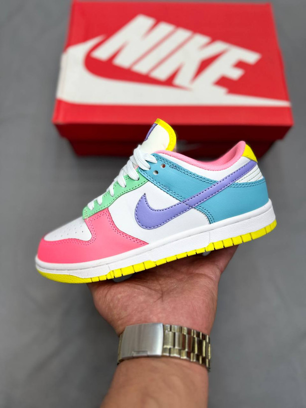 Nike Air Jordan SB حاصل ترکیب برند Jordan با خط اسکیتبردینگ نایکه. طراحی کلاسیک Air Jordan رو با جزئیات مخصوص اسکیت ارائه. هم برای اسکیتبردرها مناسبه هم برای استایل خیابونی. در کل یه کفش خاص، کاربردی و خیلی ترند محسوب میشه👟