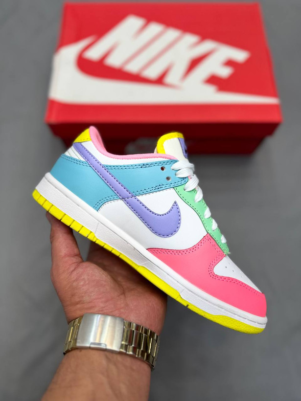 Nike Air Jordan SB حاصل ترکیب برند Jordan با خط اسکیتبردینگ نایکه. طراحی کلاسیک Air Jordan رو با جزئیات مخصوص اسکیت ارائه. هم برای اسکیتبردرها مناسبه هم برای استایل خیابونی. در کل یه کفش خاص، کاربردی و خیلی ترند محسوب میشه👟