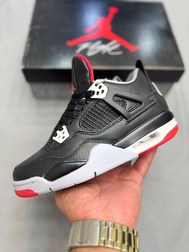 Nike Air Jordan 4 یکی از کلاسیکترین و محبوبترین مدلهای برند Jordanه. اولینبار سال ۱۹۸۹ معرفی شد و خیلی زود معروف شد. سیستم Air توی زیره، راحتی و ضربهگیری خوبی میده. هم برای استایل خیابونی عالیه👟