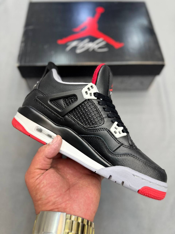 Nike Air Jordan 4 یکی از کلاسیکترین و محبوبترین مدلهای برند Jordanه. اولینبار سال ۱۹۸۹ معرفی شد و خیلی زود معروف شد. سیستم Air توی زیره، راحتی و ضربهگیری خوبی میده. هم برای استایل خیابونی عالیه👟