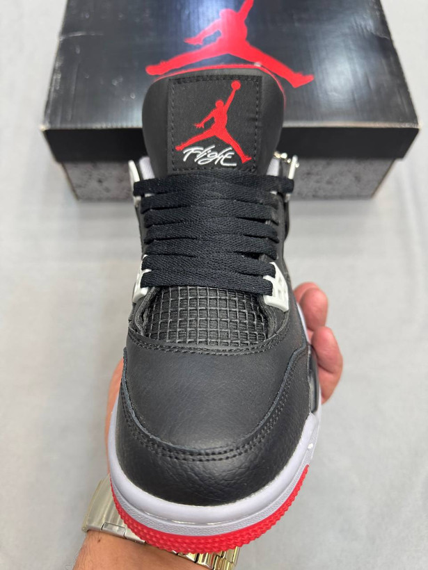 Nike Air Jordan 4 یکی از کلاسیکترین و محبوبترین مدلهای برند Jordanه. اولینبار سال ۱۹۸۹ معرفی شد و خیلی زود معروف شد. سیستم Air توی زیره، راحتی و ضربهگیری خوبی میده. هم برای استایل خیابونی عالیه👟