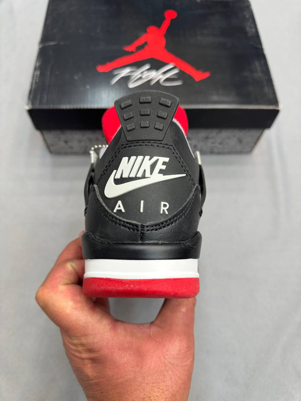 Nike Air Jordan 4 یکی از کلاسیکترین و محبوبترین مدلهای برند Jordanه. اولینبار سال ۱۹۸۹ معرفی شد و خیلی زود معروف شد. سیستم Air توی زیره، راحتی و ضربهگیری خوبی میده. هم برای استایل خیابونی عالیه👟