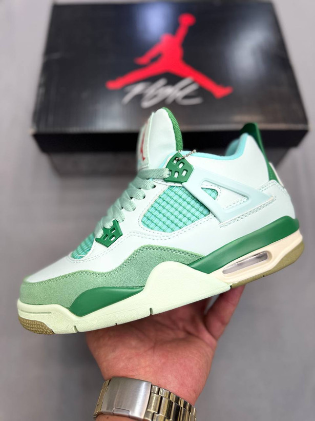 Nike Air Jordan 4 یکی از کلاسیکترین و محبوبترین مدلهای برند Jordanه. اولینبار سال ۱۹۸۹ معرفی شد و خیلی زود معروف شد. سیستم Air توی زیره، راحتی و ضربهگیری خوبی میده. هم برای استایل خیابونی عالیه👟
