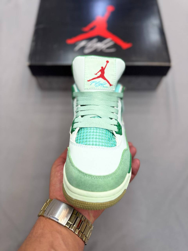 Nike Air Jordan 4 یکی از کلاسیکترین و محبوبترین مدلهای برند Jordanه. اولینبار سال ۱۹۸۹ معرفی شد و خیلی زود معروف شد. سیستم Air توی زیره، راحتی و ضربهگیری خوبی میده. هم برای استایل خیابونی عالیه👟