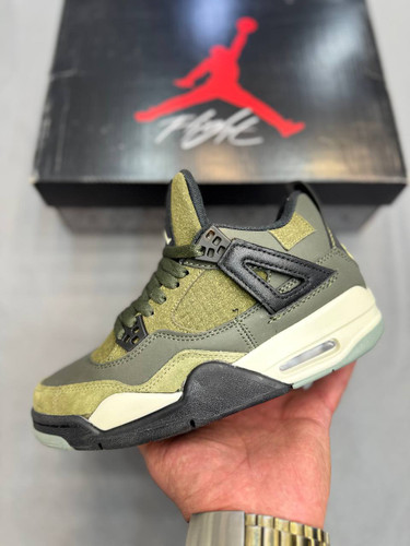 Nike Air Jordan 4 یکی از کلاسیکترین و محبوبترین مدلهای برند Jordanه. اولینبار سال ۱۹۸۹ معرفی شد و خیلی زود معروف شد. سیستم Air توی زیره، راحتی و ضربهگیری خوبی میده. هم برای استایل خیابونی عالیه👟