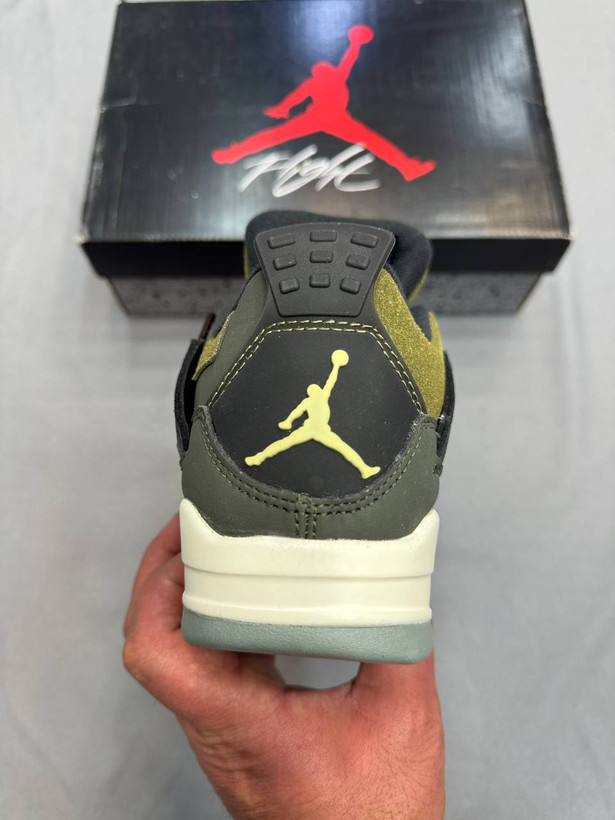 Nike Air Jordan 4 یکی از کلاسیکترین و محبوبترین مدلهای برند Jordanه. اولینبار سال ۱۹۸۹ معرفی شد و خیلی زود معروف شد. سیستم Air توی زیره، راحتی و ضربهگیری خوبی میده. هم برای استایل خیابونی عالیه👟