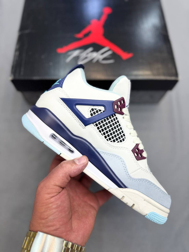 Nike Air Jordan 4 یکی از کلاسیکترین و محبوبترین مدلهای برند Jordanه. اولینبار سال ۱۹۸۹ معرفی شد و خیلی زود معروف شد. سیستم Air توی زیره، راحتی و ضربهگیری خوبی میده. هم برای استایل خیابونی عالیه👟