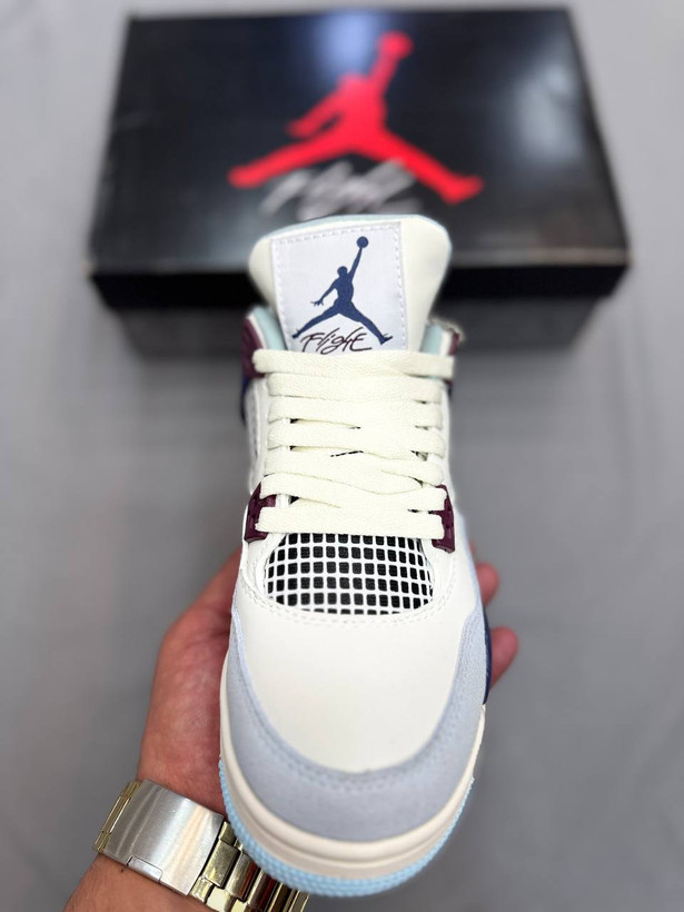 Nike Air Jordan 4 یکی از کلاسیکترین و محبوبترین مدلهای برند Jordanه. اولینبار سال ۱۹۸۹ معرفی شد و خیلی زود معروف شد. سیستم Air توی زیره، راحتی و ضربهگیری خوبی میده. هم برای استایل خیابونی عالیه👟