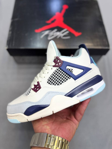 Nike Air Jordan 4 یکی از کلاسیکترین و محبوبترین مدلهای برند Jordanه. اولینبار سال ۱۹۸۹ معرفی شد و خیلی زود معروف شد. سیستم Air توی زیره، راحتی و ضربهگیری خوبی میده. هم برای استایل خیابونی عالیه👟