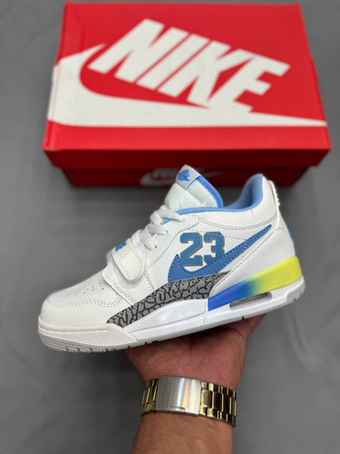 Nike Air Jordan 23 بدون ساق با بند چسبی جلو یکی از مدلهای خاص و متفاوت جردنه. طراحی بدون ساقش آزادی حرکت بیشتری به پا میده. بند چسبی جلو باعث فیت بیشتر پا میشه. بیشتر مناسب استایل اسپرت و خیابونیه تا بسکتبال حرفهای👟