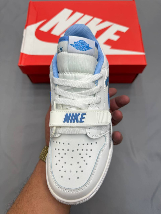 Nike Air Jordan 23 بدون ساق با بند چسبی جلو یکی از مدلهای خاص و متفاوت جردنه. طراحی بدون ساقش آزادی حرکت بیشتری به پا میده. بند چسبی جلو باعث فیت بیشتر پا