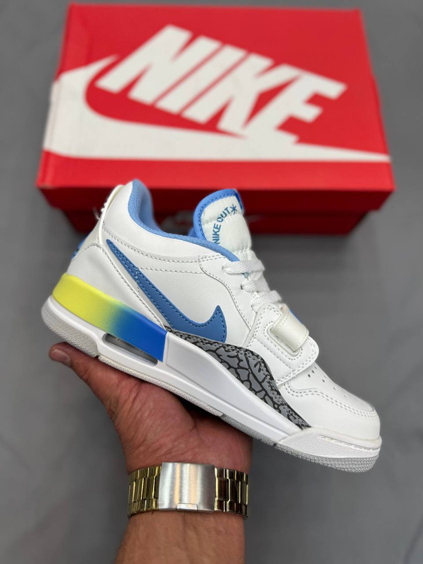 Nike Air Jordan 23 بدون ساق با بند چسبی جلو یکی از مدلهای خاص و متفاوت جردنه. طراحی بدون ساقش آزادی حرکت بیشتری به پا میده. بند چسبی جلو باعث فیت بیشتر پا