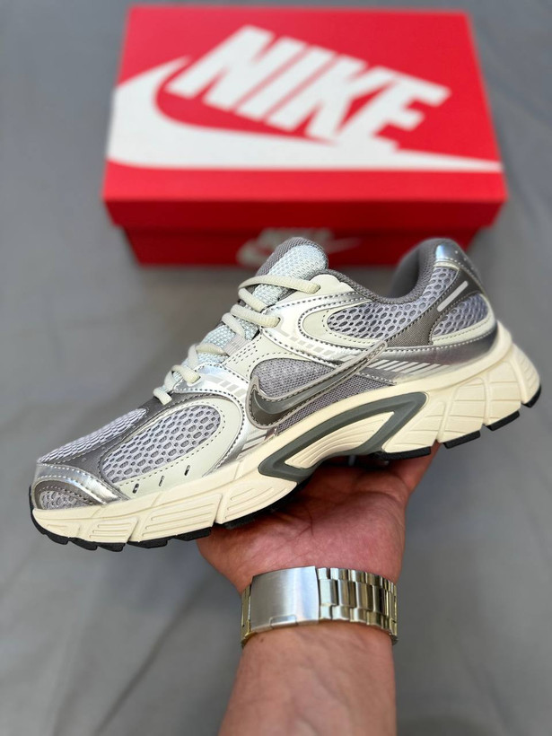 Nike Air Pegasus V5 یه مدل کلاسیک از سری رانینگ Pegasus نایکه. طراحی ساده و کاربردی داره که برای استفاده روزمره هم مناسبه. در کل یه انتخاب راحت، بادوام و همهپسنده👟