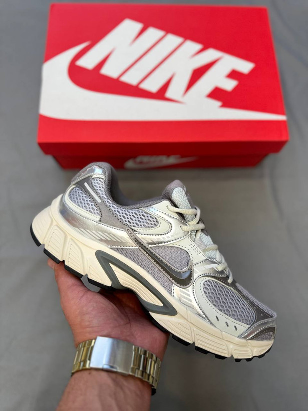 Nike Air Pegasus V5 یه مدل کلاسیک از سری رانینگ Pegasus نایکه. طراحی ساده و کاربردی داره که برای استفاده روزمره هم مناسبه. در کل یه انتخاب راحت، بادوام و همهپسنده👟