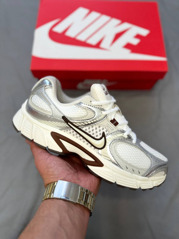 Nike Air Pegasus V5 یه مدل کلاسیک از سری رانینگ Pegasus نایکه. طراحی ساده و کاربردی داره که برای استفاده روزمره هم مناسبه. در کل یه انتخاب راحت، بادوام و همهپسنده👟