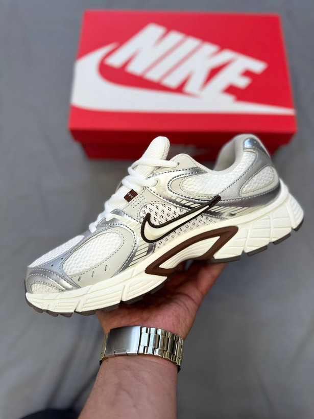 Nike Air Pegasus V5 یه مدل کلاسیک از سری رانینگ Pegasus نایکه. طراحی ساده و کاربردی داره که برای استفاده روزمره هم مناسبه. در کل یه انتخاب راحت، بادوام و همهپسنده👟