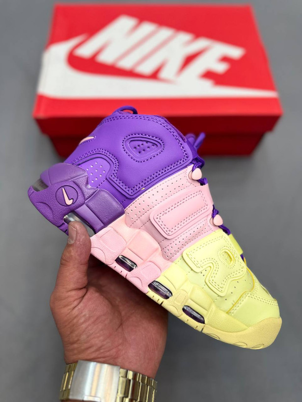 Nike Air Uptempo یکی از نمادینترین کفشهای بسکتبالی نایکه. لوگوی AIR بزرگ روی بدنه امضای اصلی این کاره. بیشتر برای استایل خیابونی استفاده میشه تا بسکتبال حرفهای. در کل یه کفش جسور، خاص و کاملاً ترندیه👟