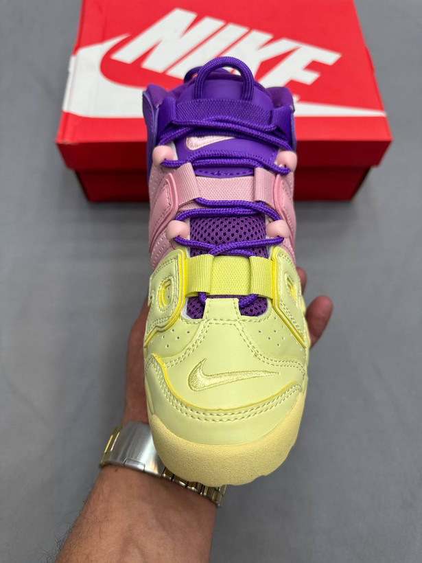 Nike Air Uptempo یکی از نمادینترین کفشهای بسکتبالی نایکه. لوگوی AIR بزرگ روی بدنه امضای اصلی این کاره. بیشتر برای استایل خیابونی استفاده میشه تا بسکتبال حرفهای. در کل یه کفش جسور، خاص و کاملاً ترندیه👟