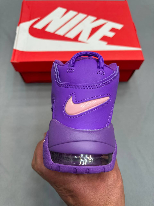 Nike Air Uptempo یکی از نمادینترین کفشهای بسکتبالی نایکه. لوگوی AIR بزرگ روی بدنه امضای اصلی این کاره. بیشتر برای استایل خیابونی استفاده میشه تا بسکتبال حرفهای. در کل یه کفش جسور، خاص و کاملاً ترندیه👟