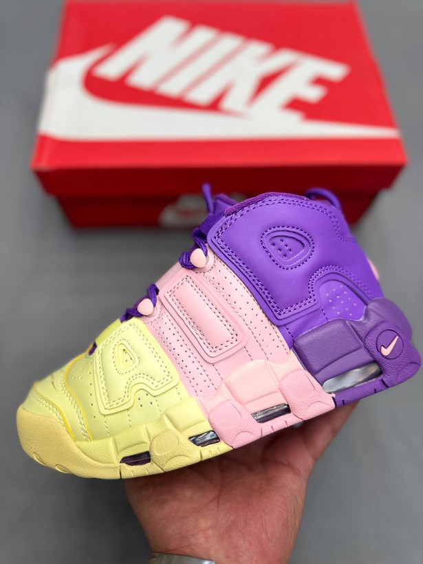 Nike Air Uptempo یکی از نمادینترین کفشهای بسکتبالی نایکه. لوگوی AIR بزرگ روی بدنه امضای اصلی این کاره. بیشتر برای استایل خیابونی استفاده میشه تا بسکتبال حرفهای. در کل یه کفش جسور، خاص و کاملاً ترندیه👟