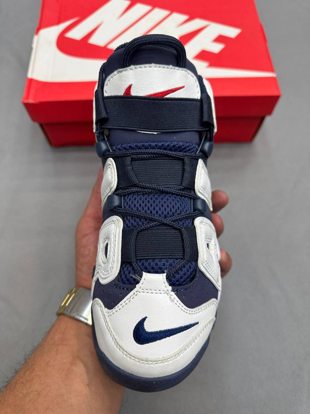 Nike Air Uptempo یکی از نمادینترین کفشهای بسکتبالی نایکه. لوگوی AIR بزرگ روی بدنه امضای اصلی این کاره. بیشتر برای استایل خیابونی استفاده میشه تا بسکتبال حرفهای. در کل یه کفش جسور، خاص و کاملاً ترندیه👟