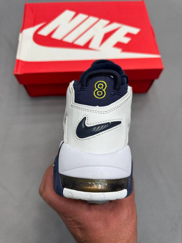 Nike Air Uptempo یکی از نمادینترین کفشهای بسکتبالی نایکه. لوگوی AIR بزرگ روی بدنه امضای اصلی این کاره. بیشتر برای استایل خیابونی استفاده میشه تا بسکتبال حرفهای. در کل یه کفش جسور، خاص و کاملاً ترندیه👟