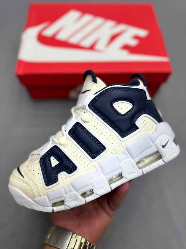 Nike Air Uptempo یکی از نمادینترین کفشهای بسکتبالی نایکه. لوگوی AIR بزرگ روی بدنه امضای اصلی این کاره. بیشتر برای استایل خیابونی استفاده میشه تا بسکتبال حرفهای. در کل یه کفش جسور، خاص و کاملاً ترندیه👟