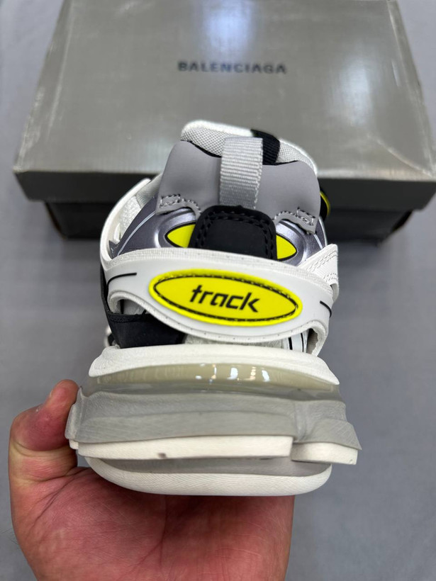 Balenciaga Track Sneaker یه کفش جسور و خاص برای استایل خیابونی لاکچریه👟