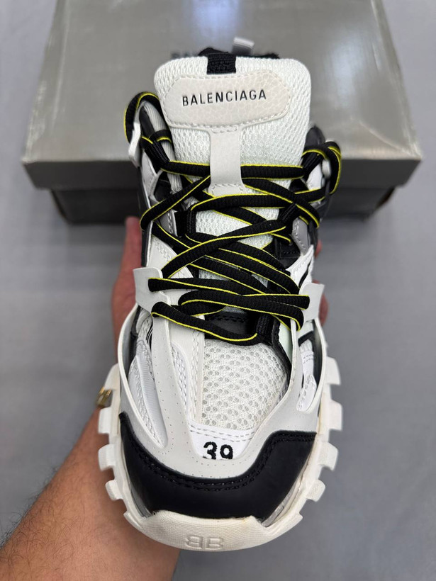 Balenciaga Track Sneaker یه کفش جسور و خاص برای استایل خیابونی لاکچریه👟