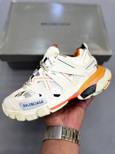 Balenciaga Track Sneaker یه کفش جسور و خاص برای استایل خیابونی لاکچریه👟