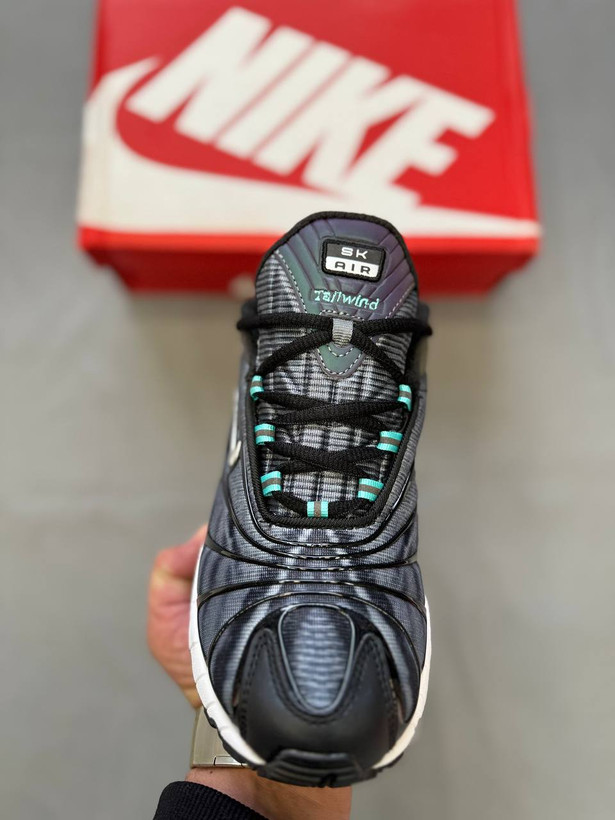 Nike Air Tailwind اولین کفشی بود که فناوری Air را در سال ۱۹۷۸ معرفی کرد، زیره آن با بدنه ترکیبی از مش و چرم سبک و تنفسی است، مناسب برای پیادهروی، دویدن سبک و استفاده روزمره است،این کفش هم برای استایل کژوال و هم برای کلکسیونرها جذاب است👟