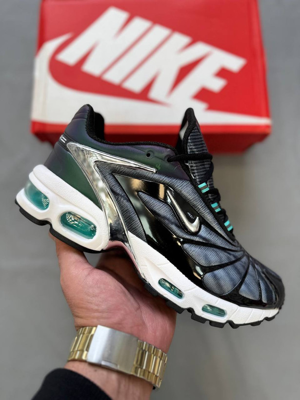 Nike Air Tailwind اولین کفشی بود که فناوری Air را در سال ۱۹۷۸ معرفی کرد، زیره آن با بدنه ترکیبی از مش و چرم سبک و تنفسی است، مناسب برای پیادهروی، دویدن سبک و استفاده روزمره است،این کفش هم برای استایل کژوال و هم برای کلکسیونرها جذاب است👟