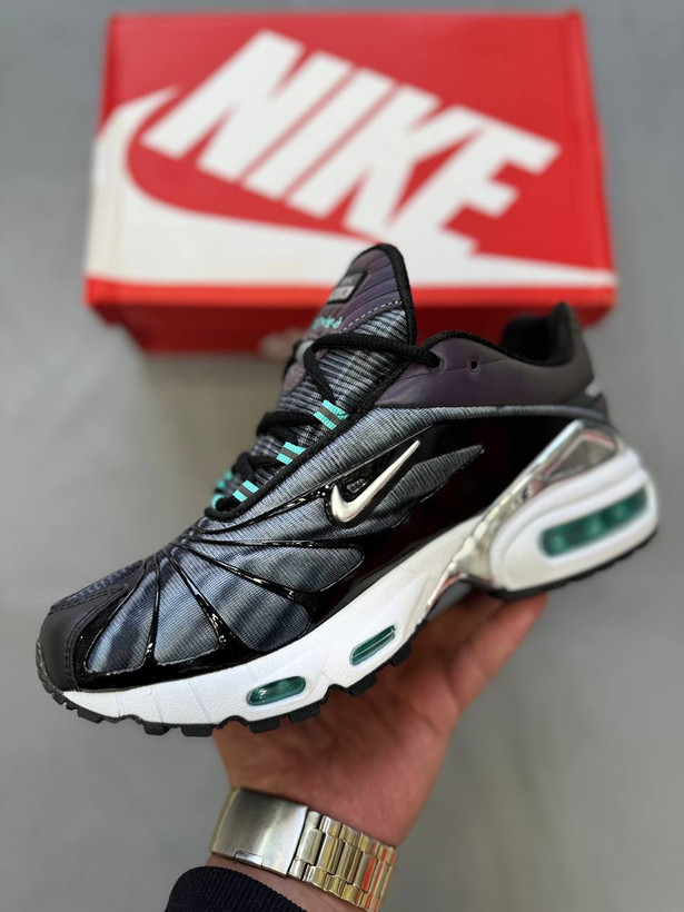 Nike Air Tailwind اولین کفشی بود که فناوری Air را در سال ۱۹۷۸ معرفی کرد، زیره آن با بدنه ترکیبی از مش و چرم سبک و تنفسی است، مناسب برای پیادهروی، دویدن سبک و استفاده روزمره است،این کفش هم برای استایل کژوال و هم برای کلکسیونرها جذاب است👟