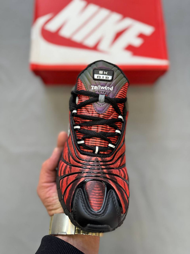 Nike Air Tailwind اولین کفشی بود که فناوری Air را در سال ۱۹۷۸ معرفی کرد، زیره آن با بدنه ترکیبی از مش و چرم سبک و تنفسی است، مناسب برای پیادهروی، دویدن سبک و استفاده روزمره است،این کفش هم برای استایل کژوال و هم برای کلکسیونرها جذاب است👟