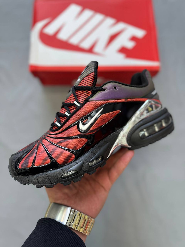 Nike Air Tailwind اولین کفشی بود که فناوری Air را در سال ۱۹۷۸ معرفی کرد، زیره آن با بدنه ترکیبی از مش و چرم سبک و تنفسی است، مناسب برای پیادهروی، دویدن سبک و استفاده روزمره است،این کفش هم برای استایل کژوال و هم برای کلکسیونرها جذاب است👟