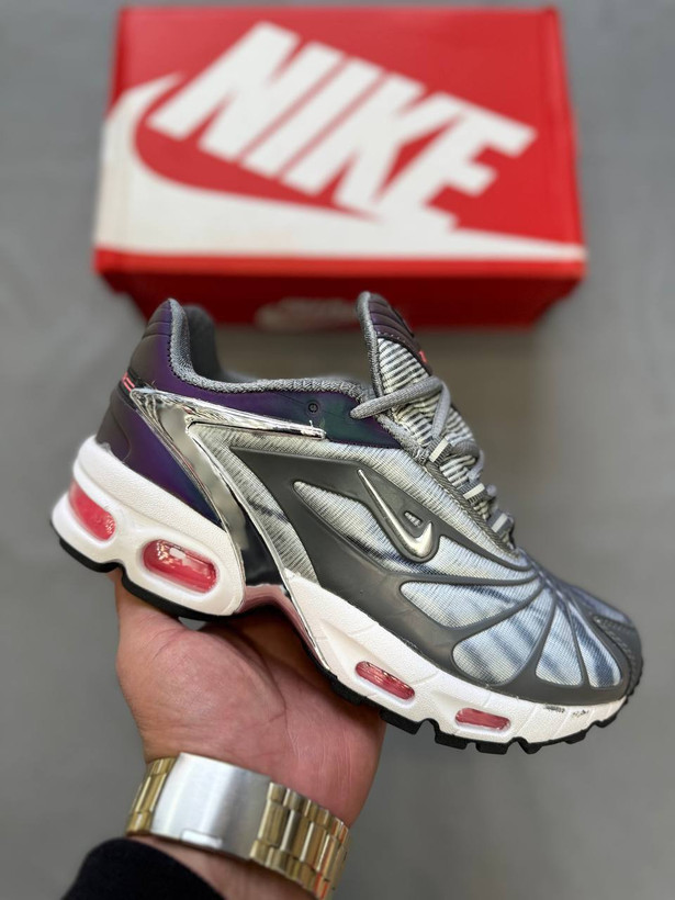 Nike Air Tailwind اولین کفشی بود که فناوری Air را در سال ۱۹۷۸ معرفی کرد، زیره آن با بدنه ترکیبی از مش و چرم سبک و تنفسی است، مناسب برای پیادهروی، دویدن سبک و استفاده روزمره است،این کفش هم برای استایل کژوال و هم برای کلکسیونرها جذاب است👟