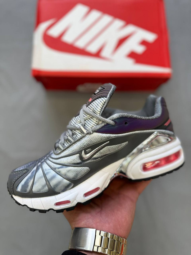 Nike Air Tailwind اولین کفشی بود که فناوری Air را در سال ۱۹۷۸ معرفی کرد، زیره آن با بدنه ترکیبی از مش و چرم سبک و تنفسی است، مناسب برای پیادهروی، دویدن سبک و استفاده روزمره است،این کفش هم برای استایل کژوال و هم برای کلکسیونرها جذاب است👟