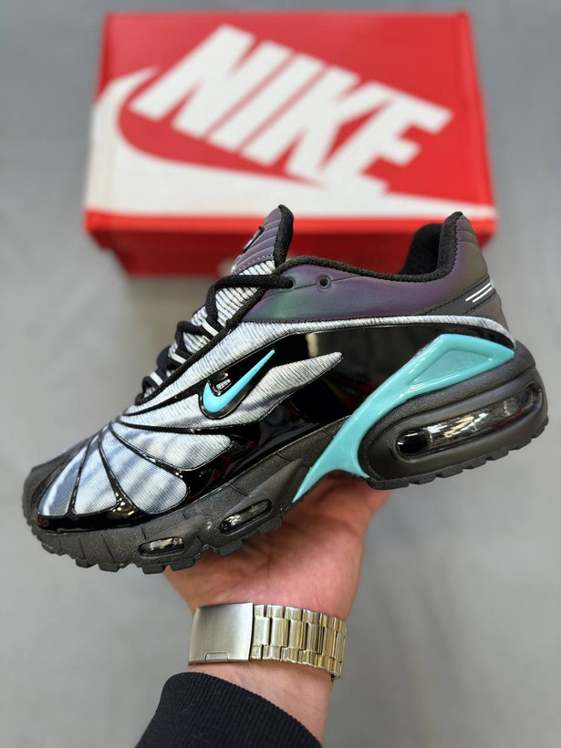 Nike Air Tailwind اولین کفشی بود که فناوری Air را در سال ۱۹۷۸ معرفی کرد، زیره آن با بدنه ترکیبی از مش و چرم سبک و تنفسی است، مناسب برای پیادهروی، دویدن سبک و استفاده روزمره است،این کفش هم برای استایل کژوال و هم برای کلکسیونرها جذاب است👟