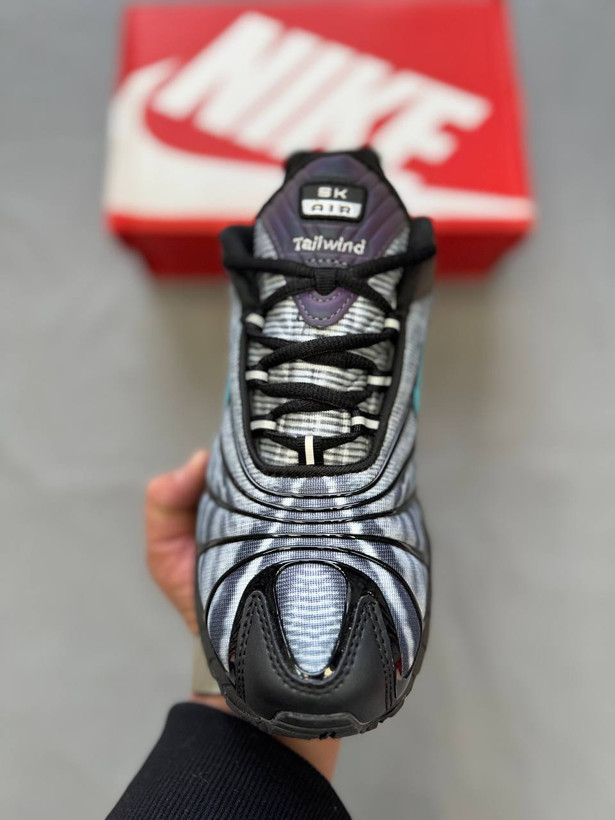 Nike Air Tailwind اولین کفشی بود که فناوری Air را در سال ۱۹۷۸ معرفی کرد، زیره آن با بدنه ترکیبی از مش و چرم سبک و تنفسی است، مناسب برای پیادهروی، دویدن سبک و استفاده روزمره است،این کفش هم برای استایل کژوال و هم برای کلکسیونرها جذاب است👟