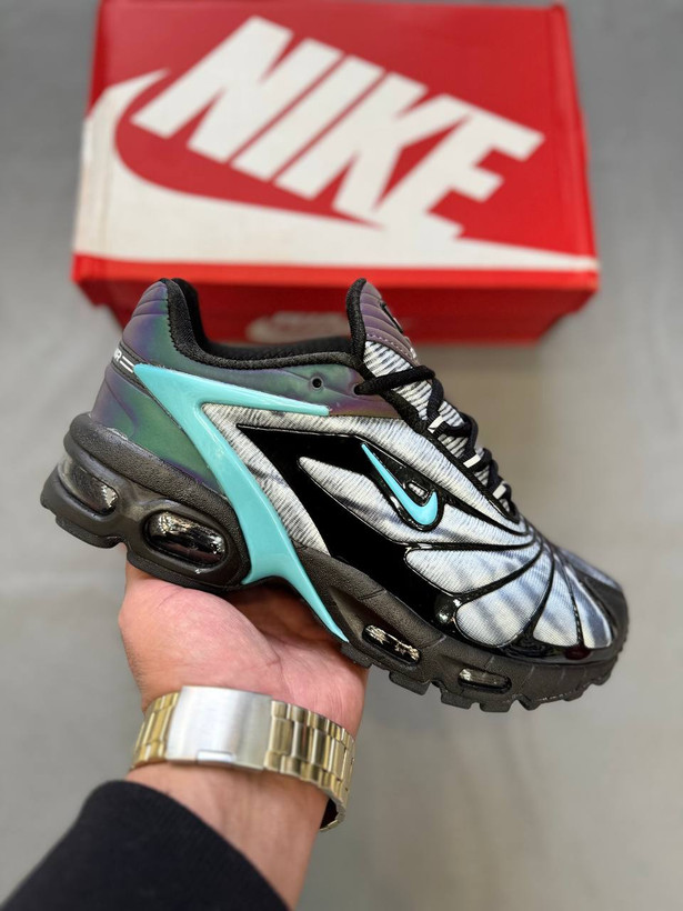 Nike Air Tailwind اولین کفشی بود که فناوری Air را در سال ۱۹۷۸ معرفی کرد، زیره آن با بدنه ترکیبی از مش و چرم سبک و تنفسی است، مناسب برای پیادهروی، دویدن سبک و استفاده روزمره است،این کفش هم برای استایل کژوال و هم برای کلکسیونرها جذاب است👟