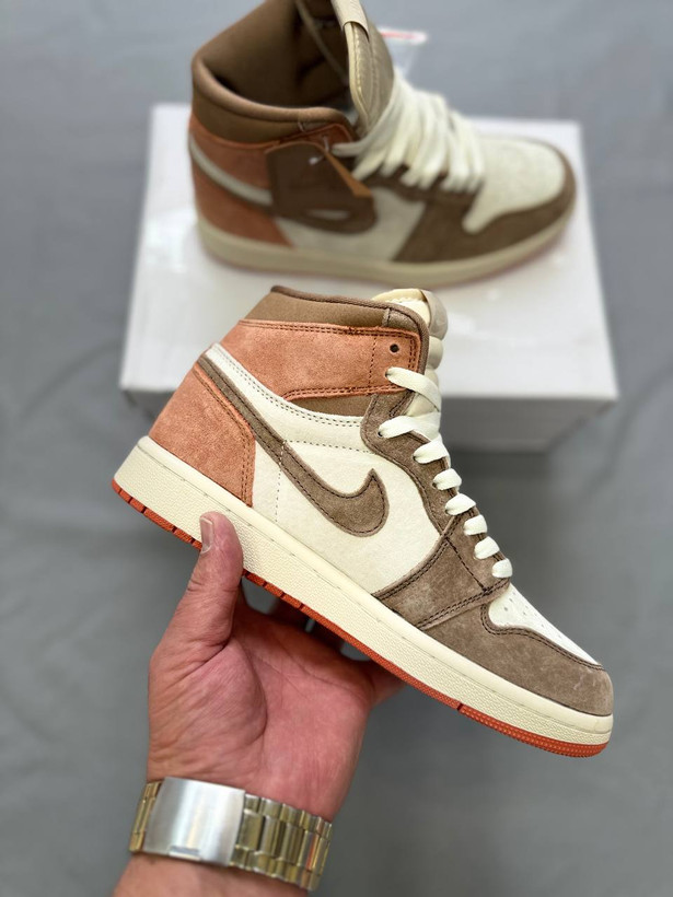 Air Jordan 1 اولین کفش امضادار مایکل جردنه که سال ۱۹۸۵ توسط نایکی عرضه شدالان هم یکی از محبوبترین و کالکتیبلترین اسنیکرهای دنیاست👟🔥