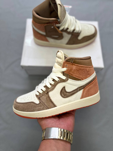 Air Jordan 1 اولین کفش امضادار مایکل جردنه که سال ۱۹۸۵ توسط نایکی عرضه شدالان هم یکی از محبوبترین و کالکتیبلترین اسنیکرهای دنیاست👟🔥