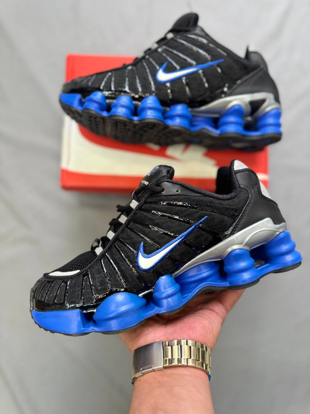 Nike Shox TL با طراحی خاص و ستونهای فنری معروفش، یه انتخاب متفاوت و چشمگیره برای استایل خیابونی و اسپرت محسوب میشه👟